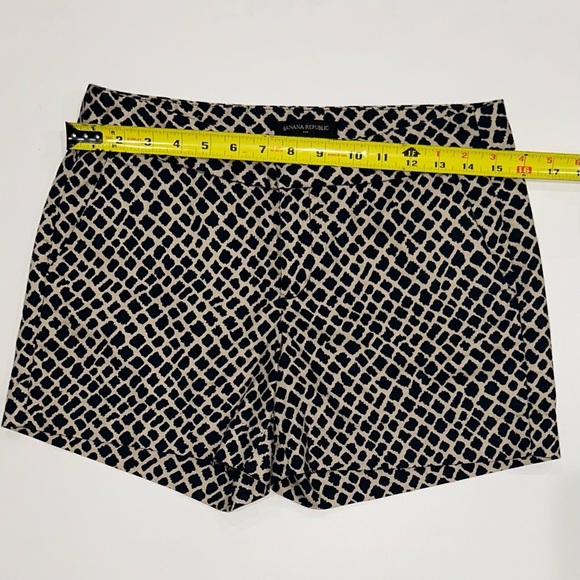 Banana Republic Geometric Navy & Tan Patterned Chino Shorts with pockets size 2 - Picture 9 of 11